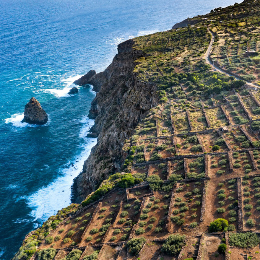 Dolce & Gabbana: Η λατρεία για τη Σικελία, η Donna της καρδιάς τους και το «θαύμα» της Αίτνας