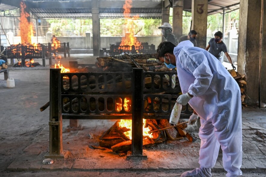 Ινδία: Οι νεκροί από κορωνοϊό είναι μέχρι και δέκα φορές περισσότεροι - Δεν καταγράφονται όσοι καίγονται σε κρεματόρια