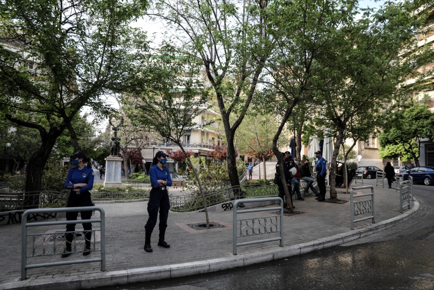 Κυψέλη: Μπλόκο της ΕΛ.ΑΣ στην πλατεία Αγίου Γεωργίου για την αποφυγή κορωνοπάρτι