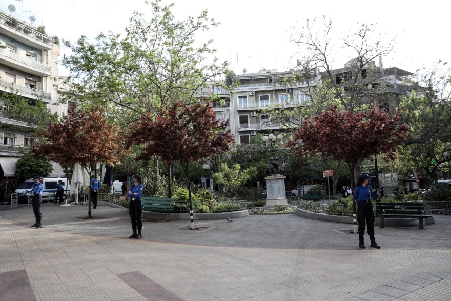 Κυψέλη: Μπλόκο της ΕΛ.ΑΣ στην πλατεία Αγίου Γεωργίου για την αποφυγή κορωνοπάρτι