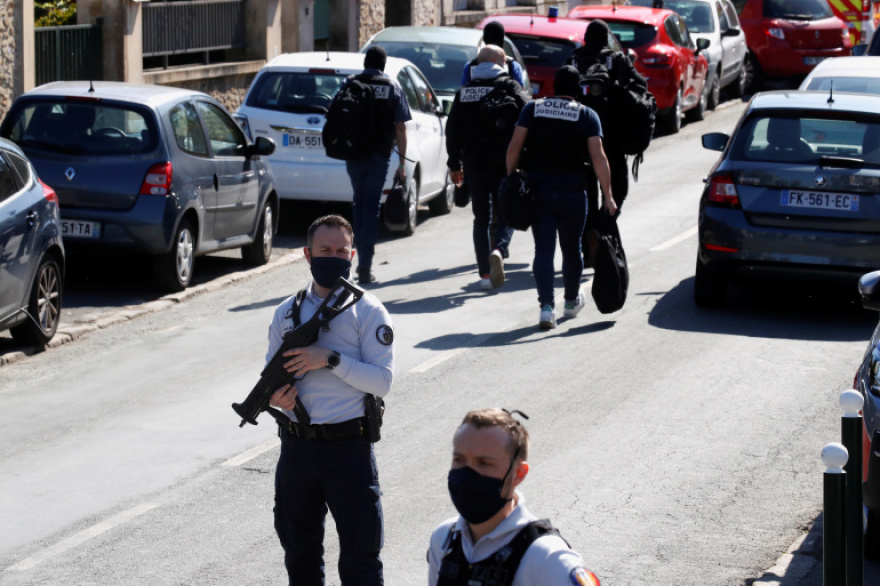 Συναγερμός έξω από το Παρίσι: Άνδρας σκότωσε γυναίκα αστυνομικό φωνάζοντας «ο Αλλάχ είναι μεγάλος»