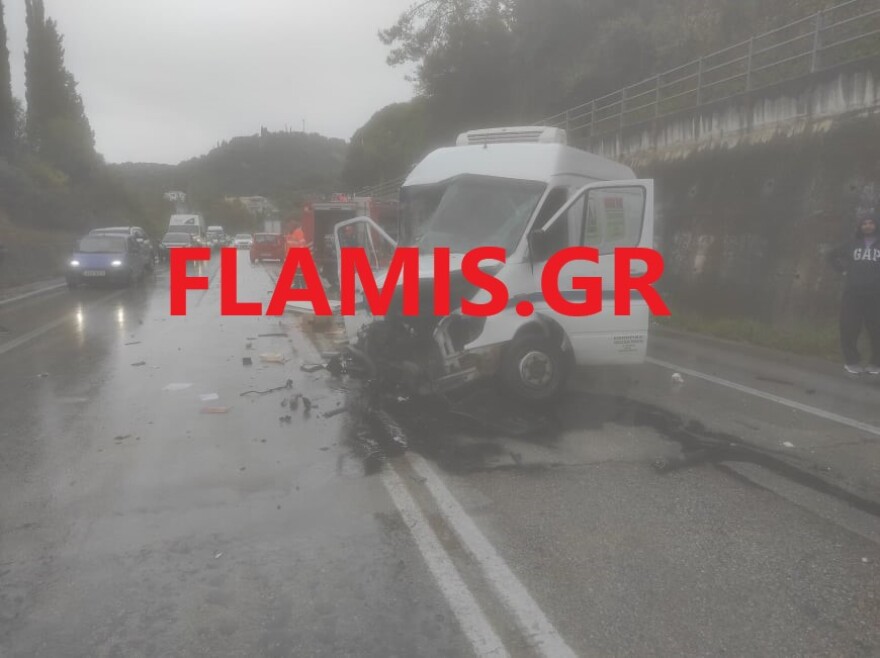 Τροχαίο στην Πατρών - Πύργου: Συγκρούστηκαν μετωπικά δύο οχήματα