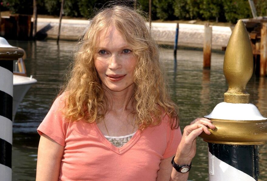 Φίλιπ Ροθ: Το αργόσυρτο φιλί με την Τζάκι Κένεντι και η «σεξουαλική φιλία» με τη Μία Φάροου