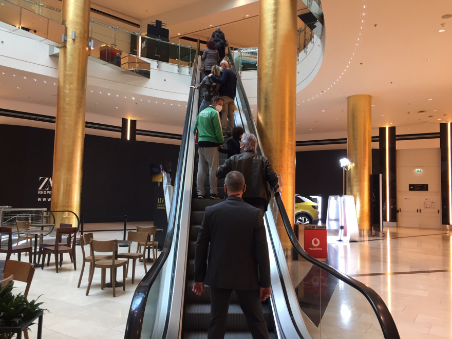 Πρεμιέρα για τα εμπορικά κέντρα - Άνοιξαν με μέτρα ασφαλείας, συνεχή απολύμανση και θερμικές κάμερες 