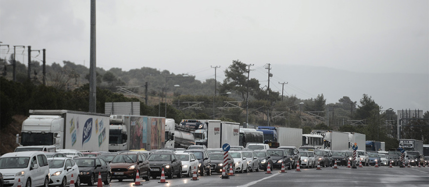 Αυξημένη η κίνηση στα διόδια της Ελευσίνας- Κατέβασαν επιβάτες από τα ΚΤΕΛ - Δείτε βίντεο και φωτογραφίες
