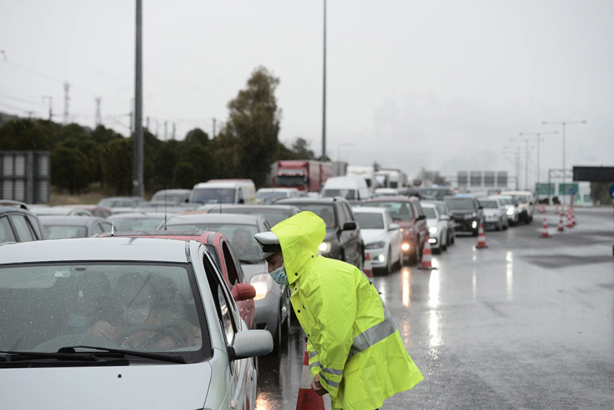 Αυξημένη η κίνηση στα διόδια της Ελευσίνας- Κατέβασαν επιβάτες από τα ΚΤΕΛ - Δείτε βίντεο και φωτογραφίες