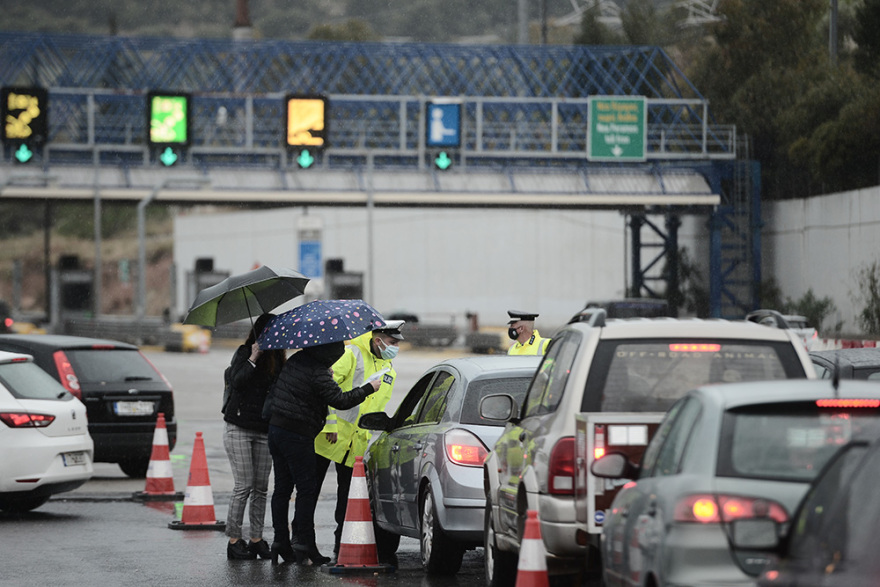 Αυξημένη η κίνηση στα διόδια της Ελευσίνας- Κατέβασαν επιβάτες από τα ΚΤΕΛ - Δείτε βίντεο και φωτογραφίες