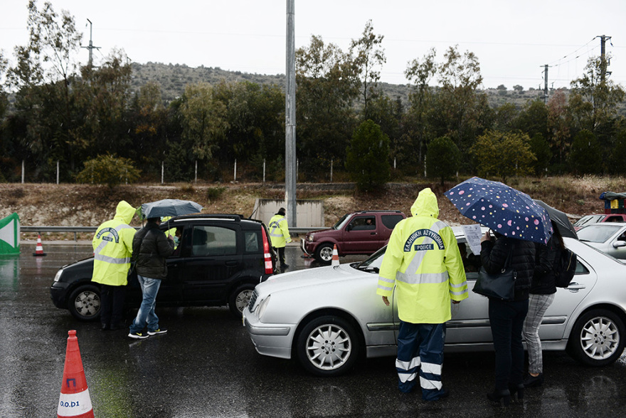 Αυξημένη η κίνηση στα διόδια της Ελευσίνας- Κατέβασαν επιβάτες από τα ΚΤΕΛ - Δείτε βίντεο και φωτογραφίες