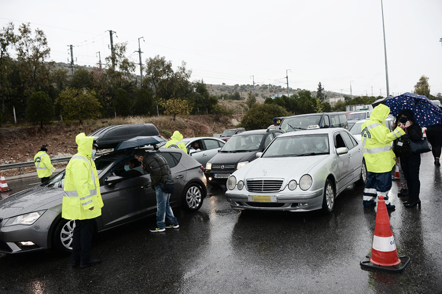 Αυξημένη η κίνηση στα διόδια της Ελευσίνας- Κατέβασαν επιβάτες από τα ΚΤΕΛ - Δείτε βίντεο και φωτογραφίες