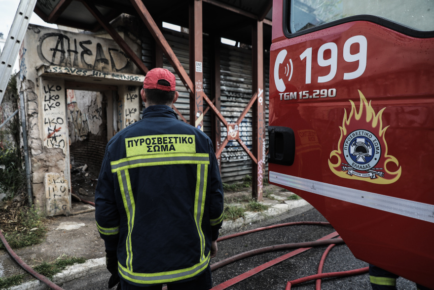 Φωτογραφίες: 18 πυροσβέστες έσβησαν πυρκαγιά σε εγκαταλελειμμένο κτήριο στο Μεταξουργείο 