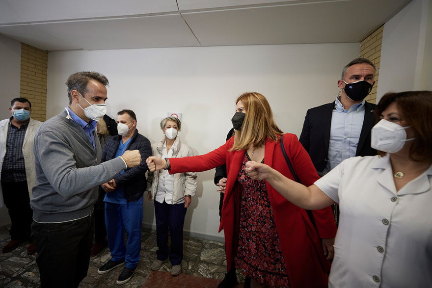 Μητσοτάκης: Νέα έκκληση για εμβολιασμό των ηλικιωμένων στα εγκαίνια κλινών ΜΕΘ στο «Παπανικολάου»