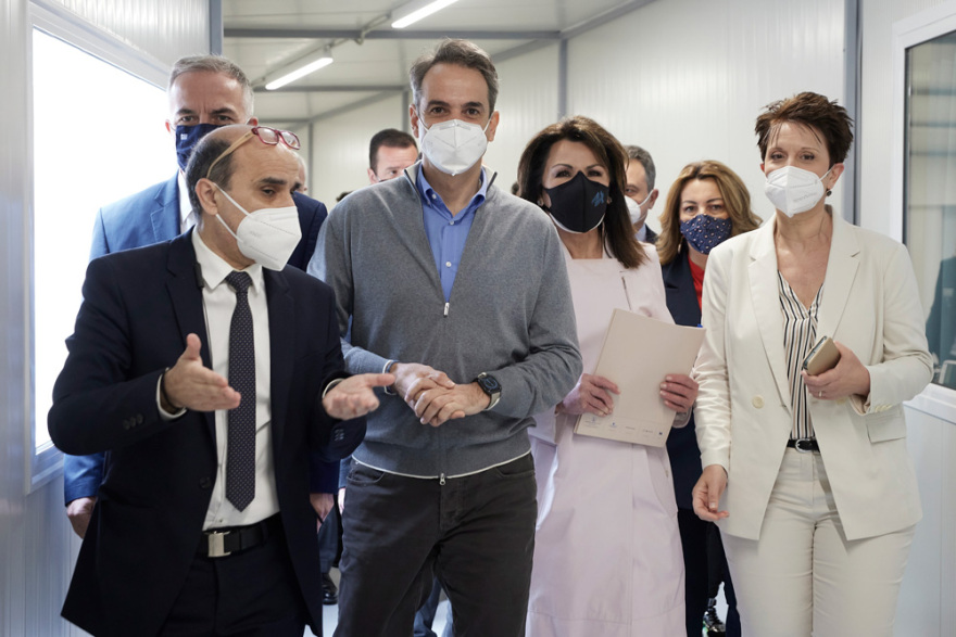 Μητσοτάκης: Νέα έκκληση για εμβολιασμό των ηλικιωμένων στα εγκαίνια κλινών ΜΕΘ στο «Παπανικολάου»