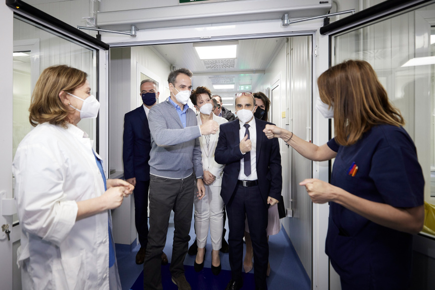 Μητσοτάκης: Νέα έκκληση για εμβολιασμό των ηλικιωμένων στα εγκαίνια κλινών ΜΕΘ στο «Παπανικολάου»