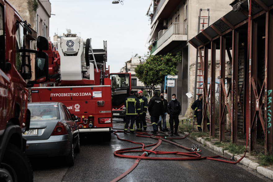 Φωτογραφίες: 18 πυροσβέστες έσβησαν πυρκαγιά σε εγκαταλελειμμένο κτήριο στο Μεταξουργείο 