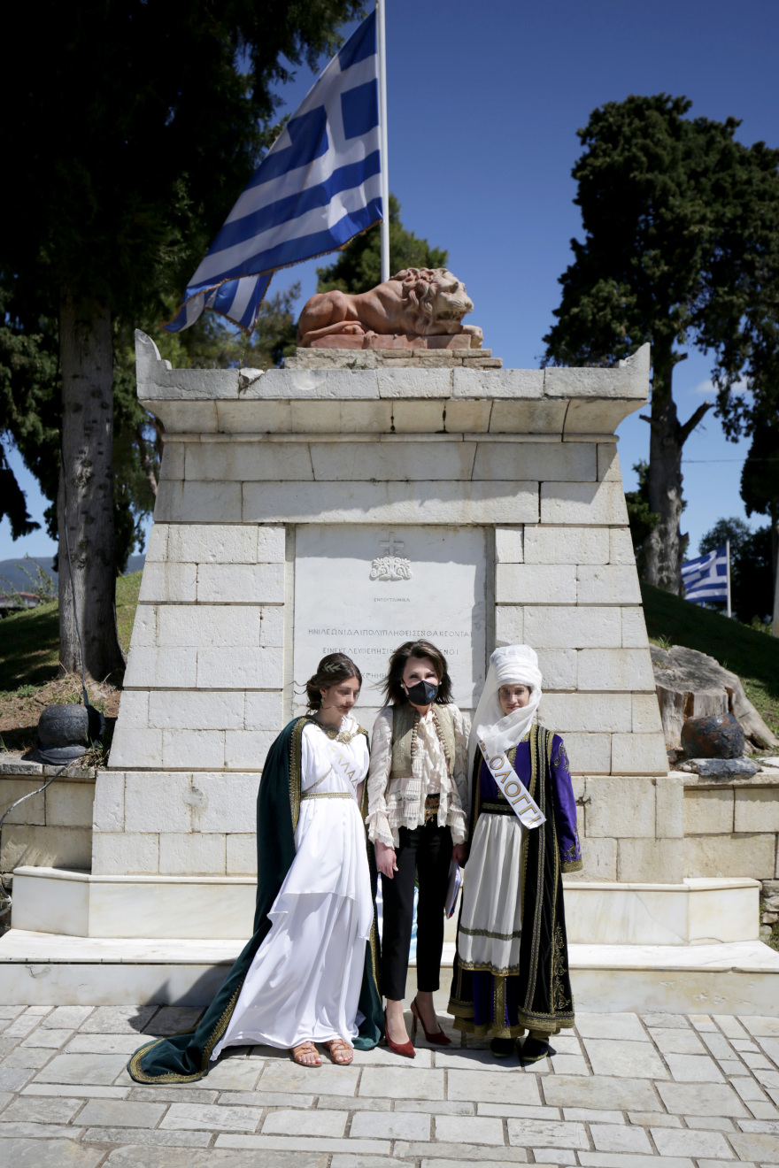 Η Γιάννα Αγγελοπούλου με χρυσοκέντητο γιλέκο στις εκδηλώσεις για την Έξοδο του Μεσολογγίου 