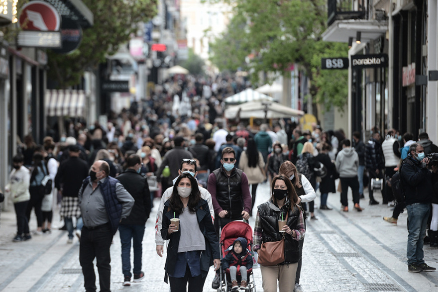 Αυξημένη η κίνηση στην Ερμού και τα εμπορικά κέντρα - Δείτε φωτογραφίες