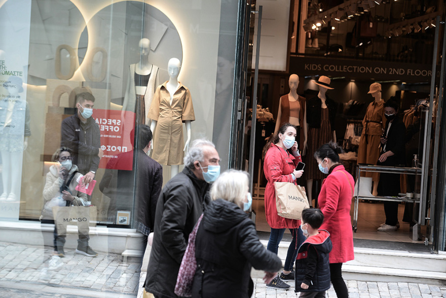 Αυξημένη η κίνηση στην Ερμού και τα εμπορικά κέντρα - Δείτε φωτογραφίες