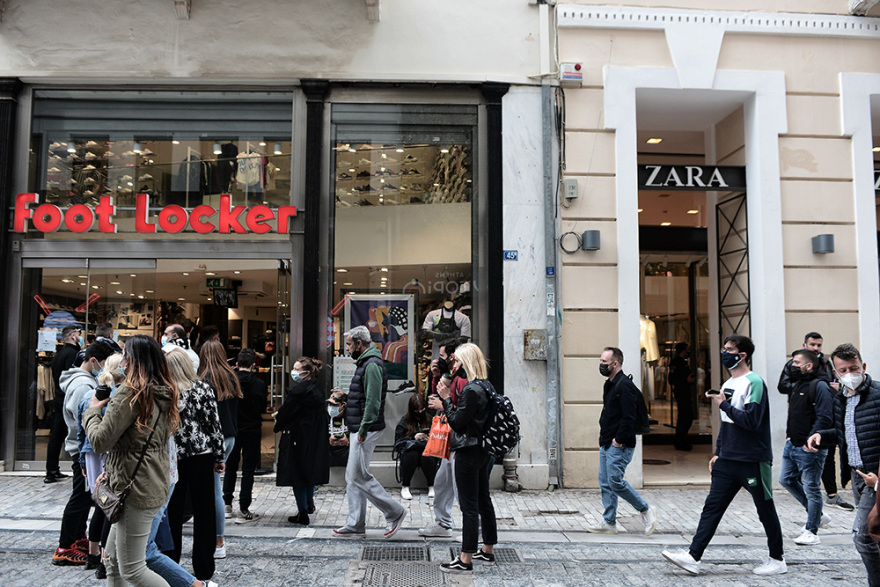 Αυξημένη η κίνηση στην Ερμού και τα εμπορικά κέντρα - Δείτε φωτογραφίες