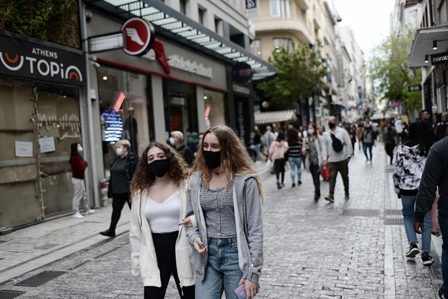 Αυξημένη η κίνηση στην Ερμού και τα εμπορικά κέντρα - Δείτε φωτογραφίες