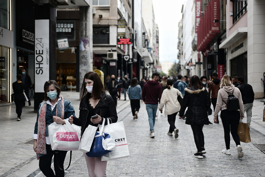 Αυξημένη η κίνηση στην Ερμού και τα εμπορικά κέντρα - Δείτε φωτογραφίες