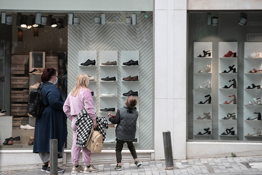 Αυξημένη η κίνηση στην Ερμού και τα εμπορικά κέντρα - Δείτε φωτογραφίες