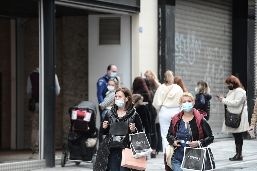 Αυξημένη η κίνηση στην Ερμού και τα εμπορικά κέντρα - Δείτε φωτογραφίες