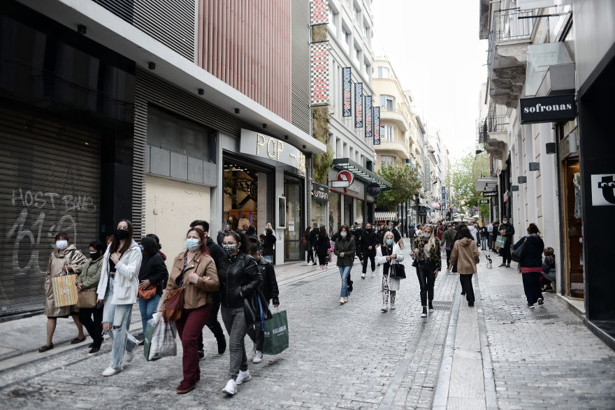 Αυξημένη η κίνηση στην Ερμού και τα εμπορικά κέντρα - Δείτε φωτογραφίες