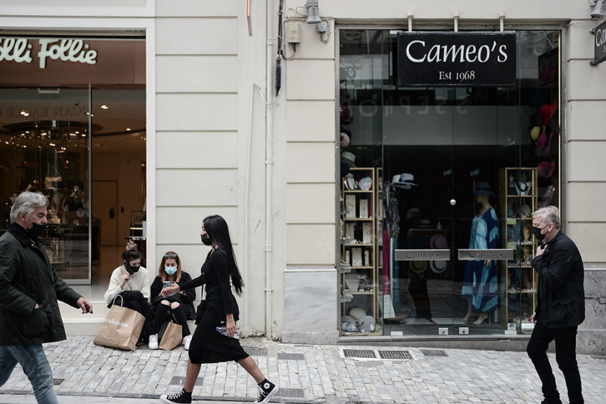 Αυξημένη η κίνηση στην Ερμού και τα εμπορικά κέντρα - Δείτε φωτογραφίες