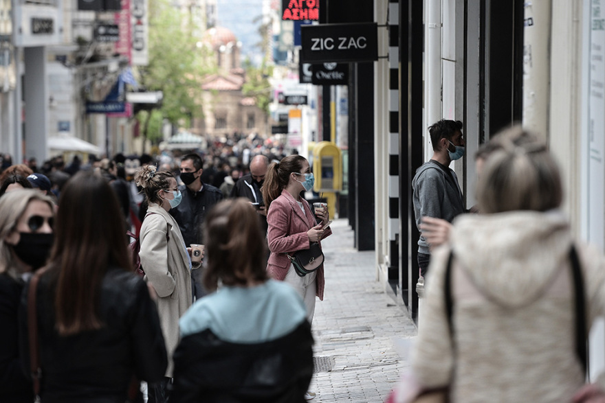 Αυξημένη η κίνηση στην Ερμού και τα εμπορικά κέντρα - Δείτε φωτογραφίες