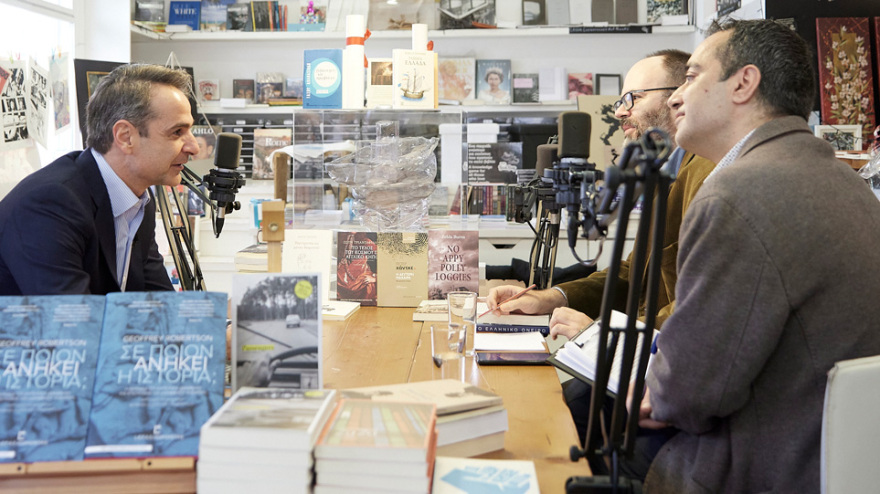 Τι διαβάζει ο Μητσοτάκης: Από τον Θουκυδίδη στον Καραγάτση κι από τον Murakami στον Ishiguro