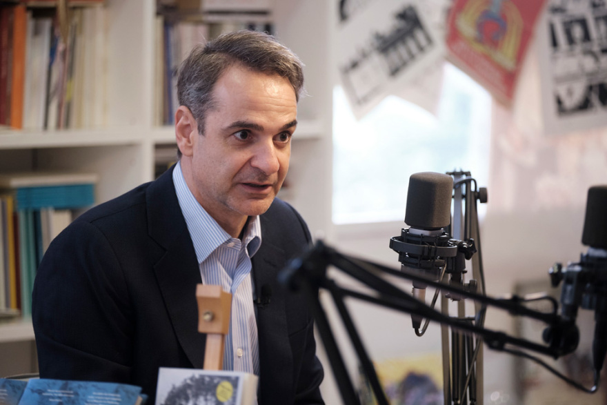 Τι διαβάζει ο Μητσοτάκης: Από τον Θουκυδίδη στον Καραγάτση κι από τον Murakami στον Ishiguro