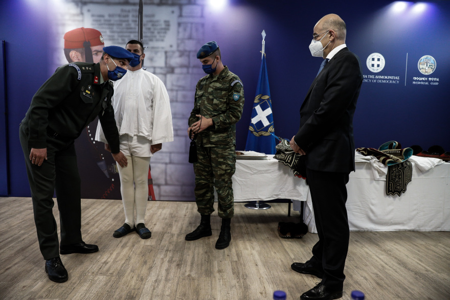 Στην Προεδρική Φρουρά ο Νίκος Δένδιας