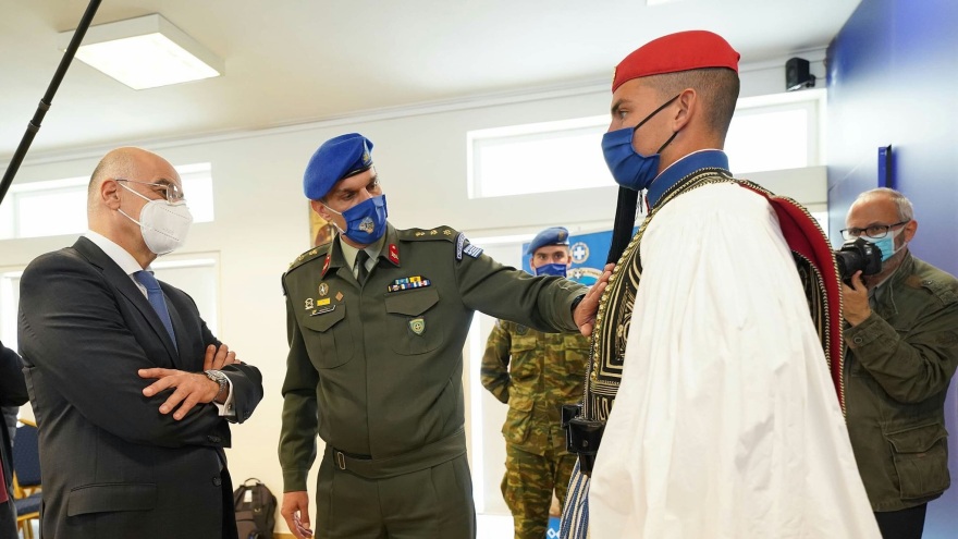 Δένδιας στην Προεδρική Φρουρά: Τι με εμπόδισε να γίνω εύζωνας