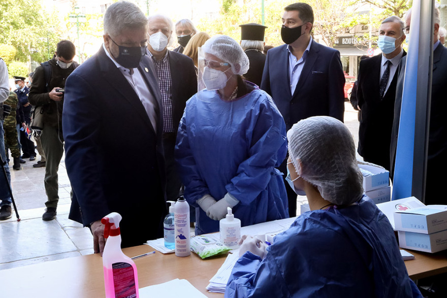 Δωρεάν rapid test σε ιερείς για το Πάσχα - Ουρές έξω από τις Μητροπόλεις Αθηνών και Πειραιά - Δείτε φωτογραφίες