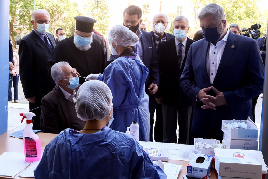 Δωρεάν rapid test σε ιερείς για το Πάσχα - Ουρές έξω από τις Μητροπόλεις Αθηνών και Πειραιά - Δείτε φωτογραφίες
