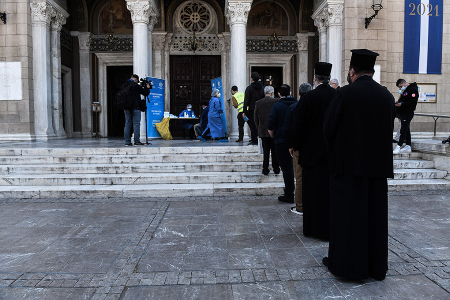 Δωρεάν rapid test σε ιερείς για το Πάσχα - Ουρές έξω από τις Μητροπόλεις Αθηνών και Πειραιά - Δείτε φωτογραφίες