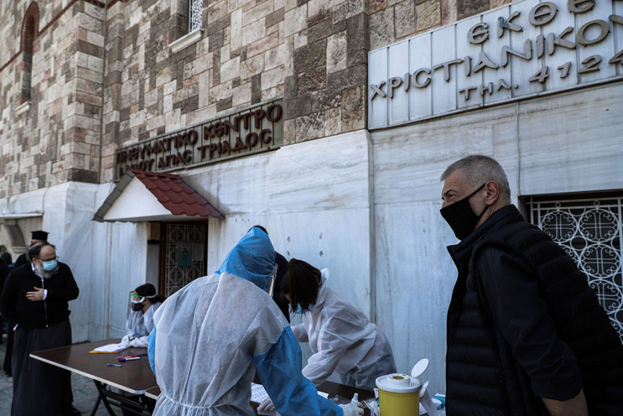 Δωρεάν rapid test σε ιερείς για το Πάσχα - Ουρές έξω από τις Μητροπόλεις Αθηνών και Πειραιά - Δείτε φωτογραφίες