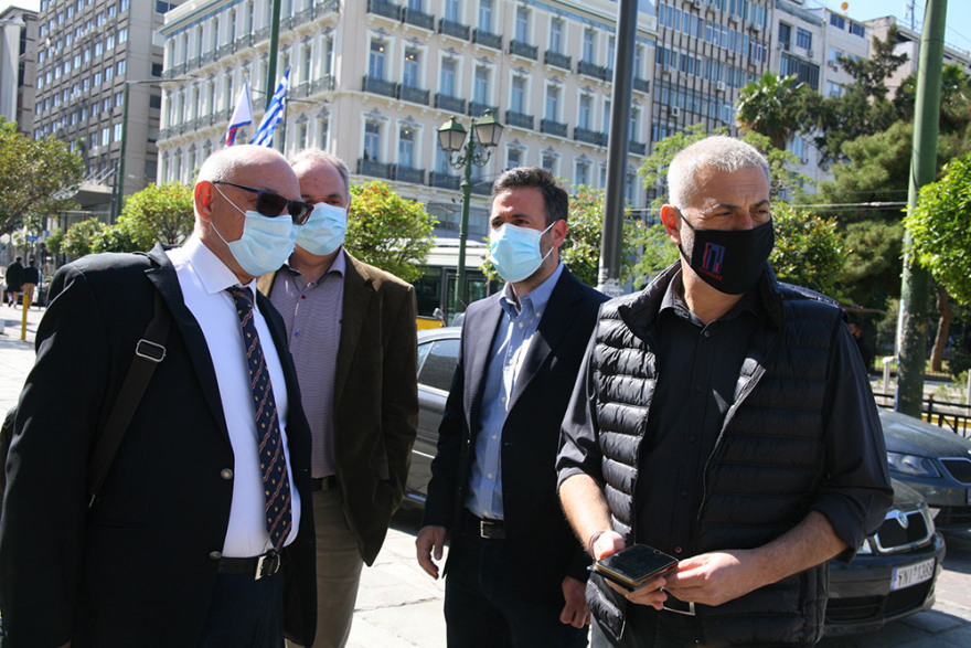 Δωρεάν rapid test σε ιερείς για το Πάσχα - Ουρές έξω από τις Μητροπόλεις Αθηνών και Πειραιά - Δείτε φωτογραφίες