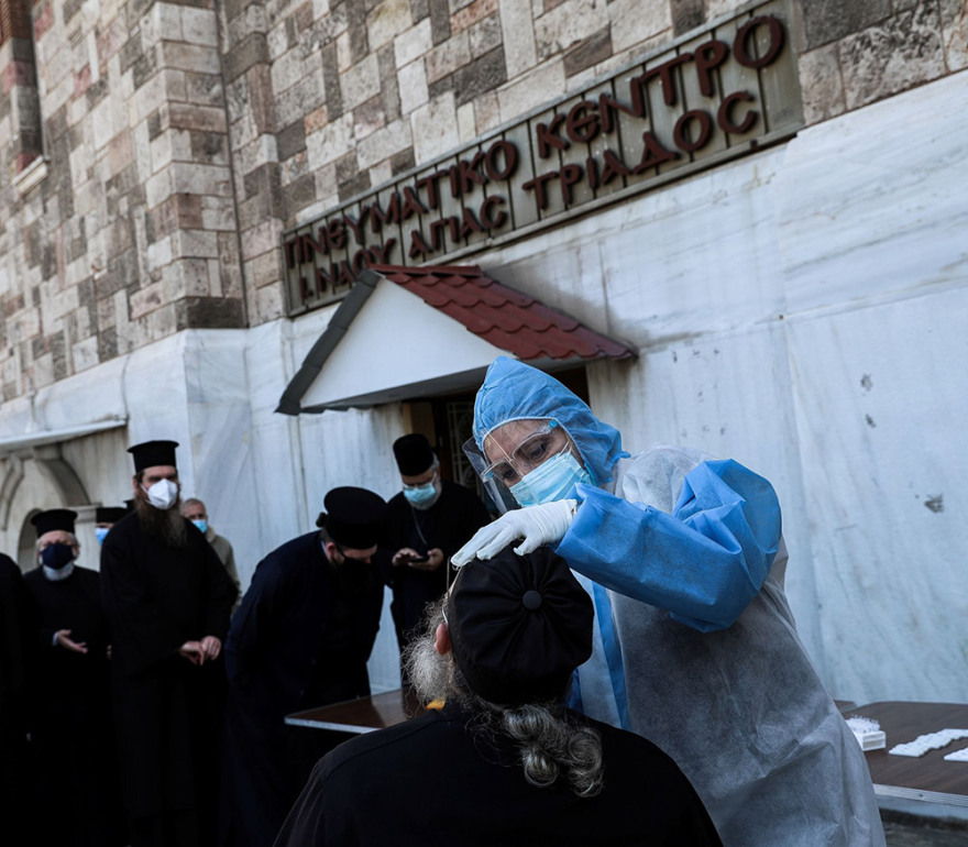 Δωρεάν rapid test σε ιερείς για το Πάσχα - Ουρές έξω από τις Μητροπόλεις Αθηνών και Πειραιά - Δείτε φωτογραφίες