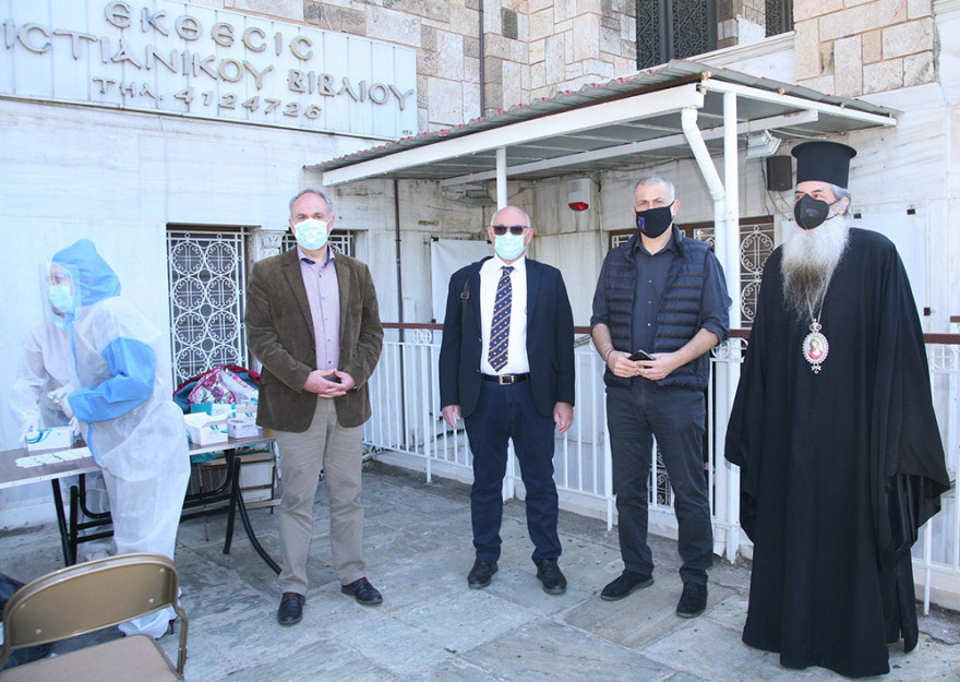 Δωρεάν rapid test σε ιερείς για το Πάσχα - Ουρές έξω από τις Μητροπόλεις Αθηνών και Πειραιά - Δείτε φωτογραφίες