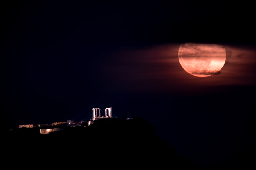 Η Ροζ Πανσέληνος στον αττικό ουρανό: Δείτε μαγευτικές εικόνες με φόντο το Σούνιο