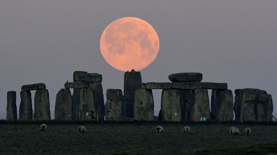 Υπερπανσέληνος 2021: Και σήμερα το «ροζ φεγγάρι» στον ουρανό - Δείτε εντυπωσιακές εικόνες