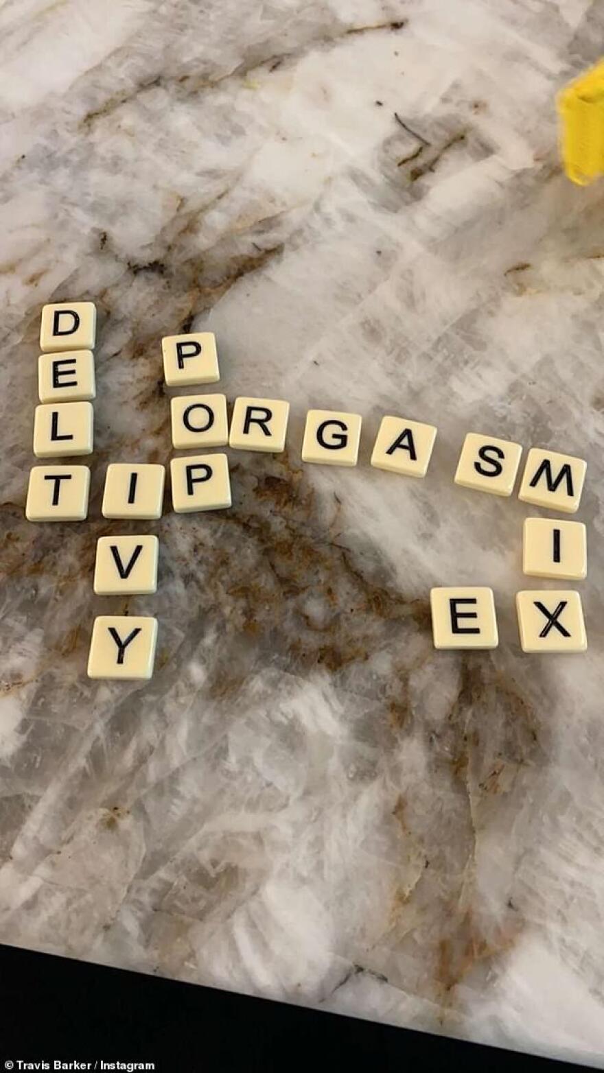 Κόρτνεϊ Καρντάσιαν: Φωτογραφίζεται «σκαρφαλωμένη» στον φίλο της με αποκαλυπτικό μπικίνι