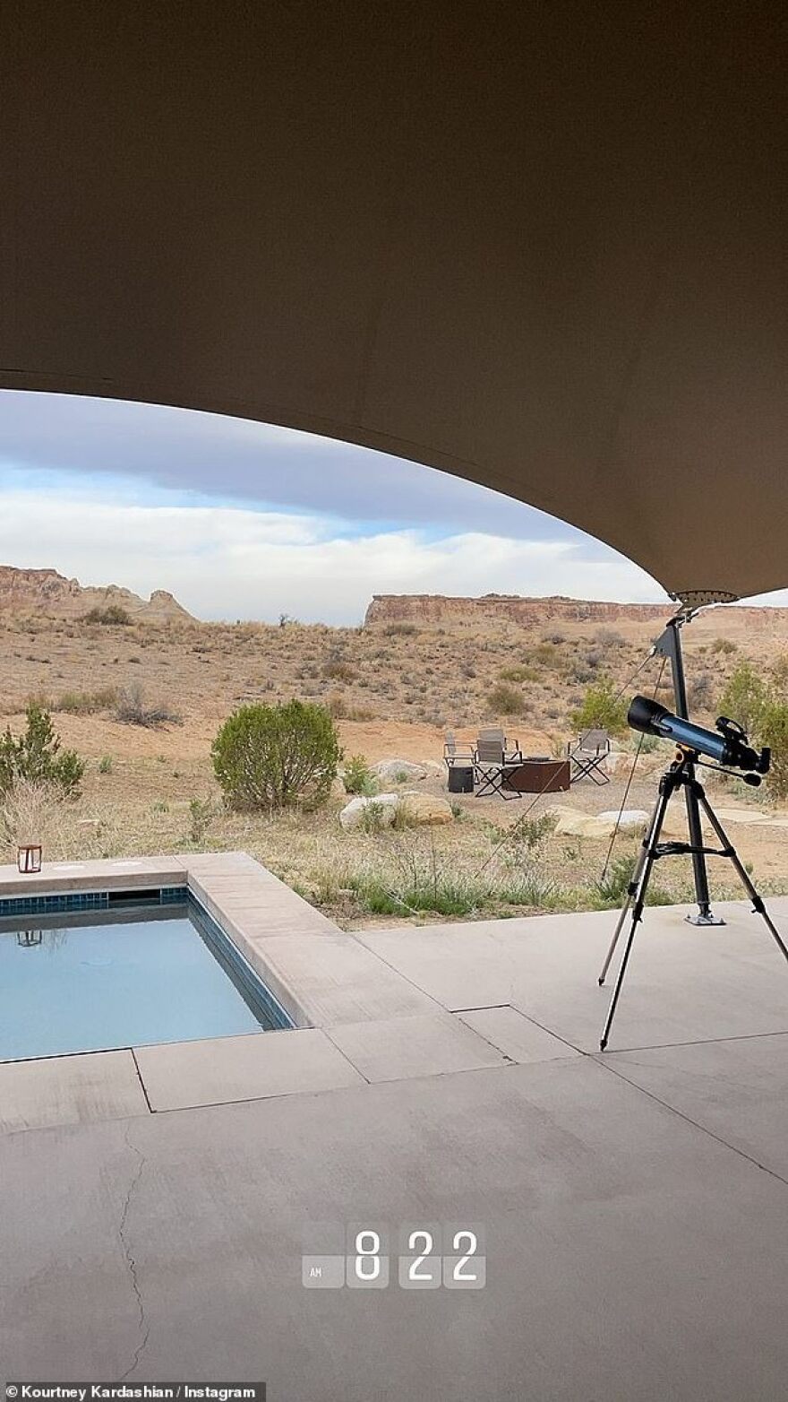 Κόρτνεϊ Καρντάσιαν: Φωτογραφίζεται «σκαρφαλωμένη» στον φίλο της με αποκαλυπτικό μπικίνι