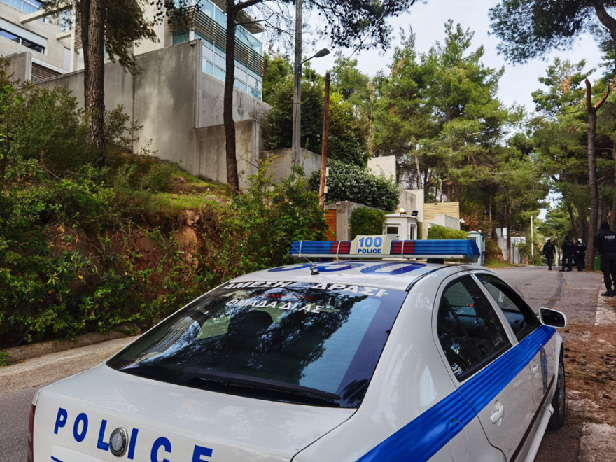 Μένιος Φουρθιώτης: Προσήχθη στη ΓΑΔΑ μαζί με άλλα εννιά άτομα - Έρευνα της ΕΛΑΣ στο σπίτι του