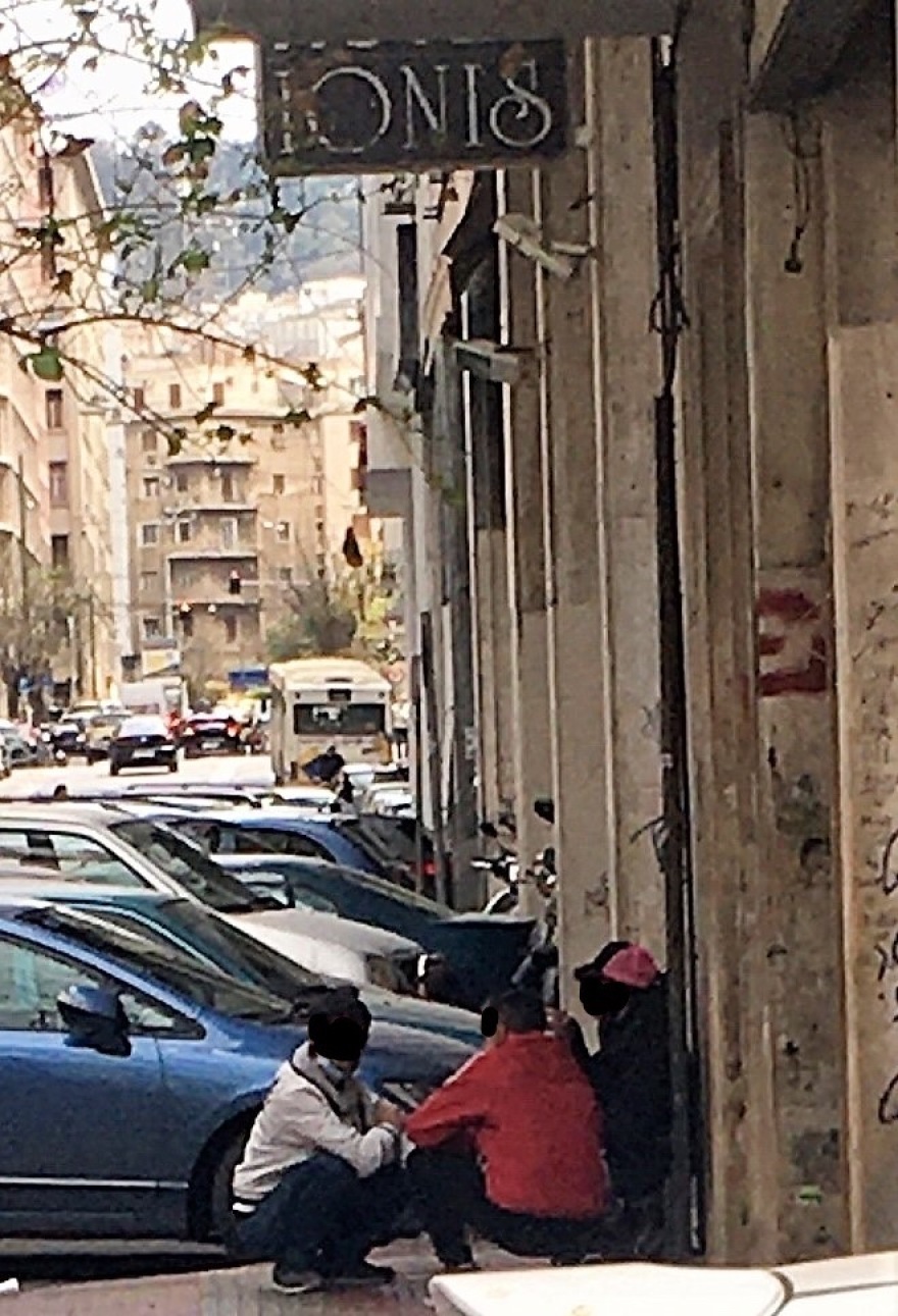 Σοκαριστικές εικόνες: Χρήση ναρκωτικών μέρα μεσημέρι στις πιάτσες της Αθήνας