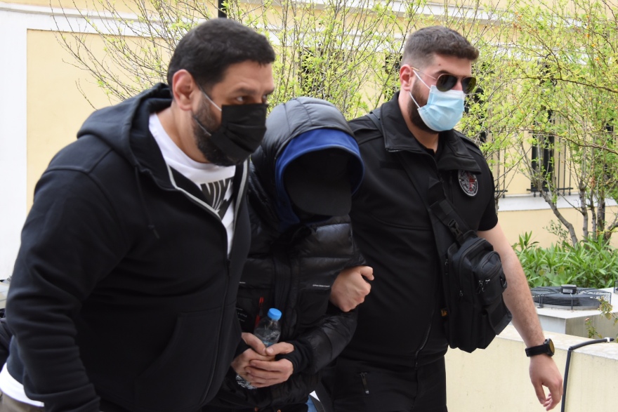 Φουρθιώτης: Στο σκαµνί για τις «στηµένες» σφαίρες στο σπίτι του - Όλο το βούλευμα  