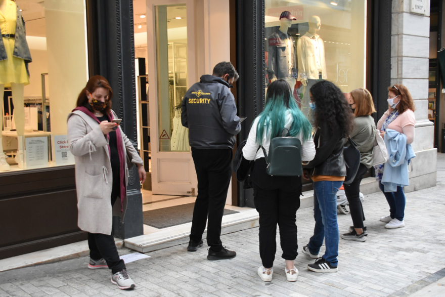 Αυξημένη η κίνηση στην Ερμού - Με μάσκες και αποστάσεις οι καταναλωτές - Δείτε βίντεο και φωτογραφίες