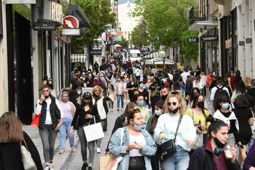 Αυξημένη η κίνηση στην Ερμού - Με μάσκες και αποστάσεις οι καταναλωτές - Δείτε βίντεο και φωτογραφίες