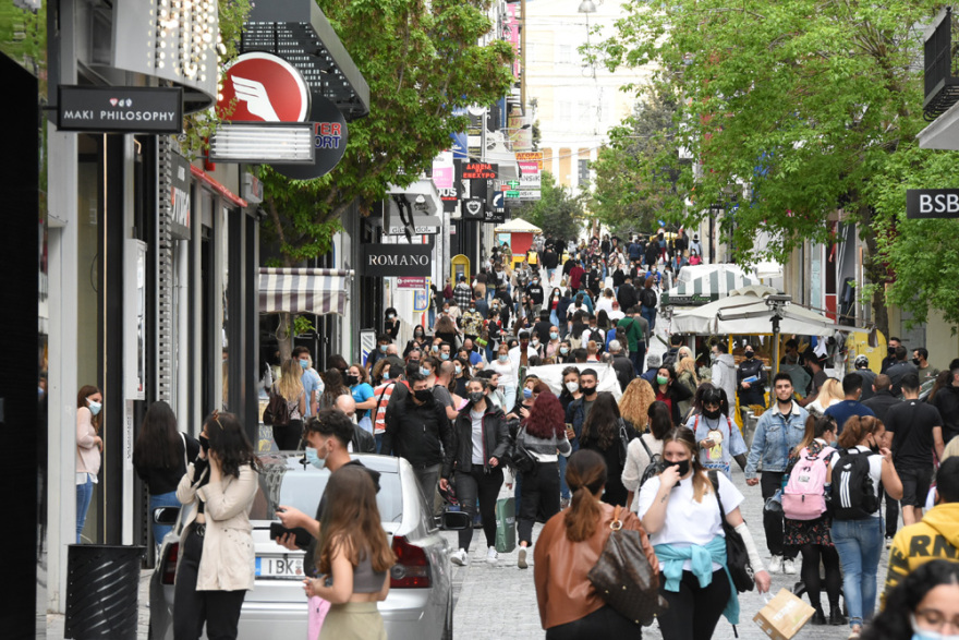 Αυξημένη η κίνηση στην Ερμού - Με μάσκες και αποστάσεις οι καταναλωτές - Δείτε βίντεο και φωτογραφίες